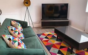 Garland Modern Spacious Apartment, Brentwood 2